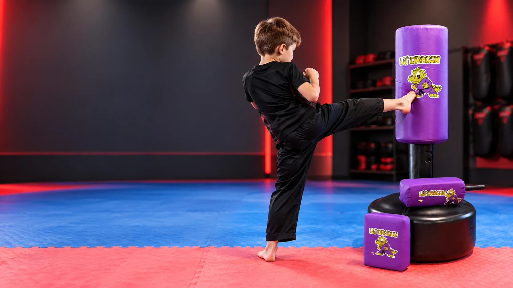 Kind trainiert Kinderkarate am Kickschild im Sportpark Pollack